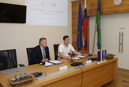 PODPIS POGODBE ZA NAKUP MOŠTVENIH VOZIL - Foto- Tine Šubic_04